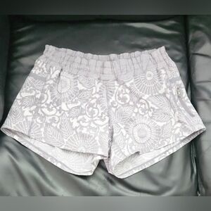 Lululemon Tracker Shorts Gray Prints Athletic  ,Workout, Leisure Sz 8